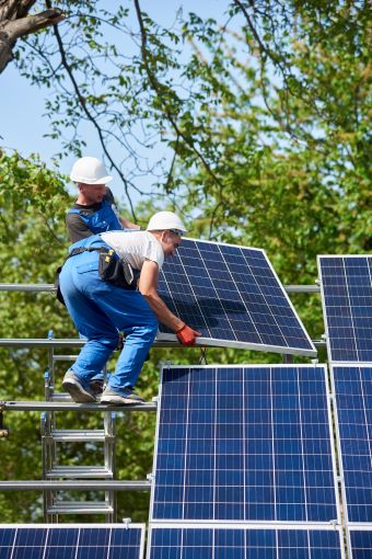 operarios energia solar